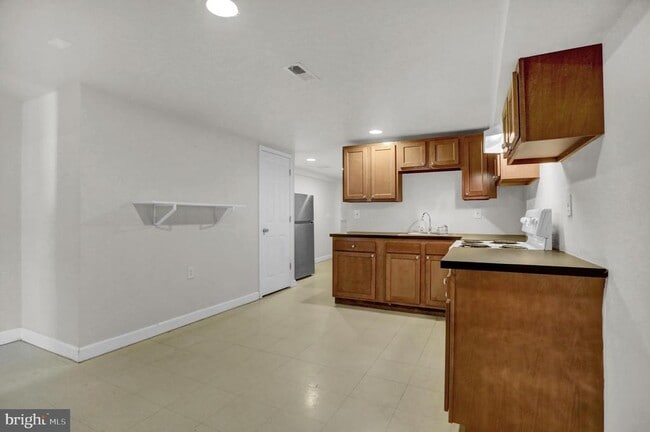 Building Photo - 421 Elrino St