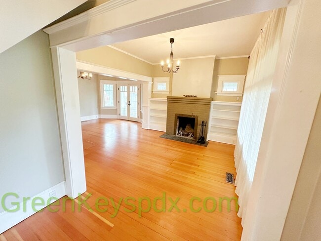Building Photo - 3-bedroom, 2.5-bathroom Craftsman house in...