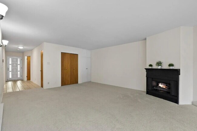 Building Photo - "Charming 3-Bed, 2-Bath Oasis in Capitola's Prime Park Ave Location"