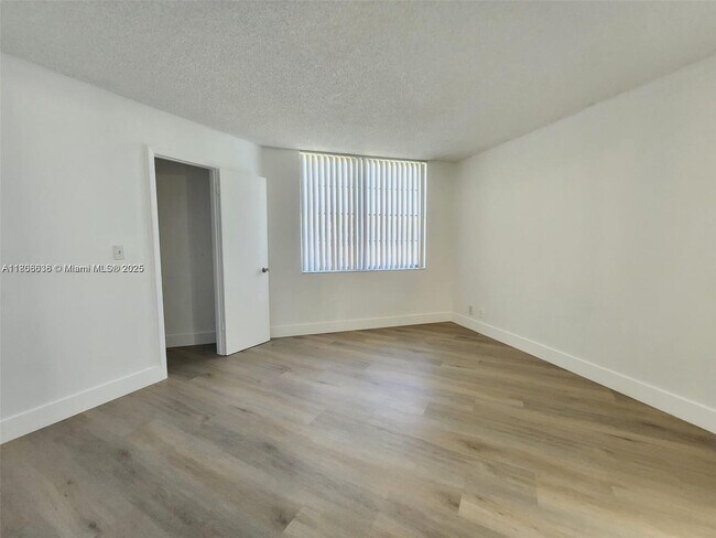 Building Photo - 210 Lake Pointe Dr