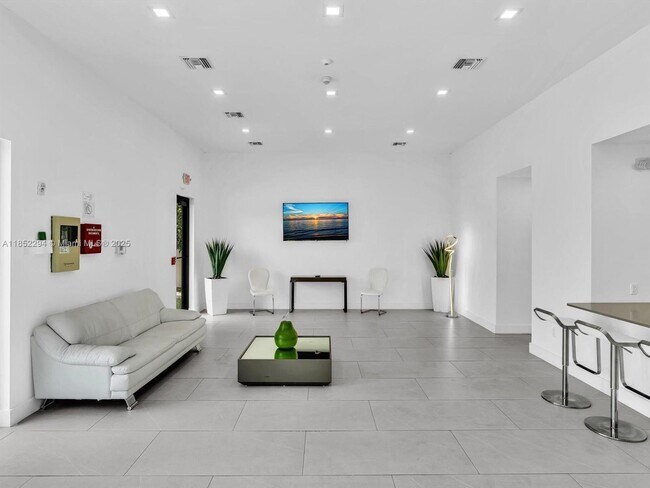 Building Photo - 4110 N Oak Pl