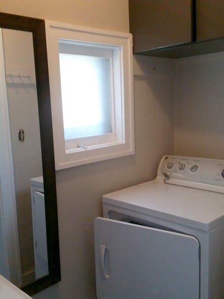 Laundry 1st floor - 936 Drake St