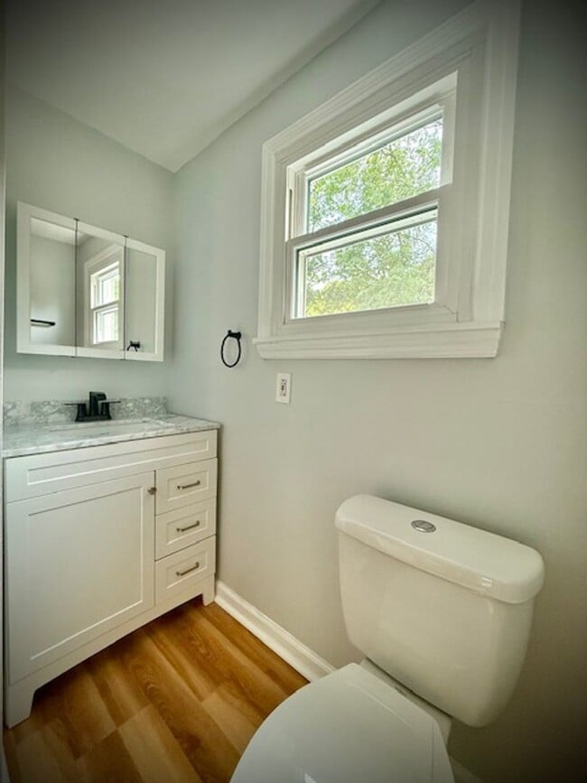 Building Photo - Updated, spacious 1 bedroom 1 bath located...