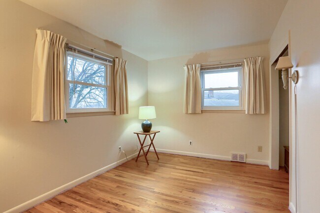 Building Photo - 113 E Woodland Dr