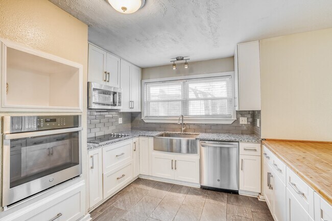 Building Photo - 17828 Cluster Ct