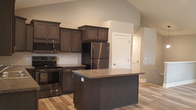 Building Photo - 5128 Betty Lou Blvd