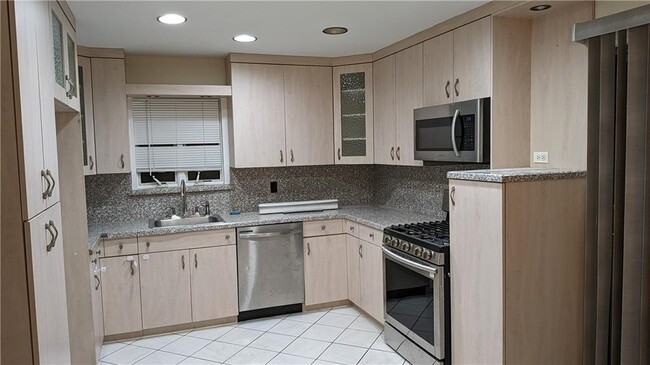 Building Photo - 64 Croft Pl