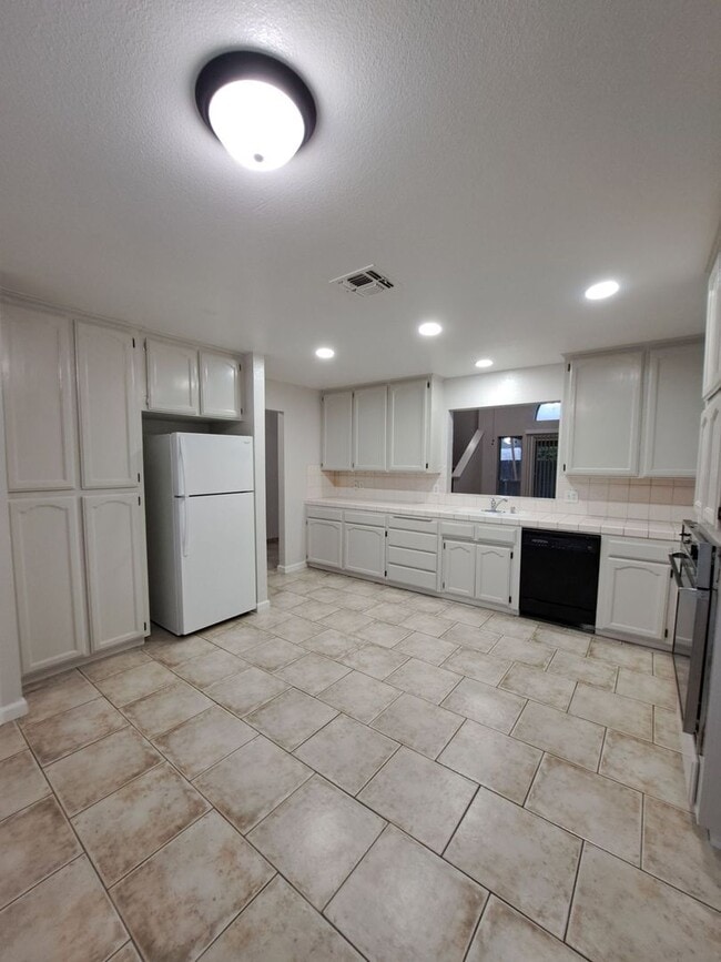 Building Photo - Beautiful 3-Bedroom Fresno Home with Backyard!