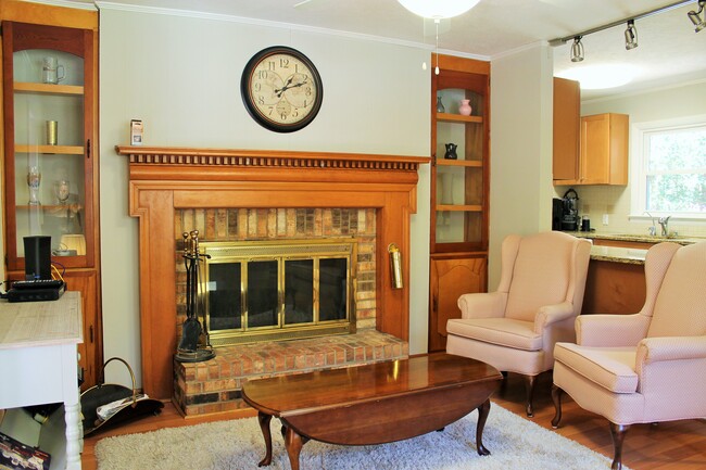Building Photo - 87 Lakeview Dr