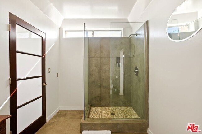 Building Photo - 8435 Franklin Ave