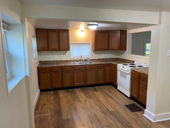 Building Photo - 350 1/2 Hacker