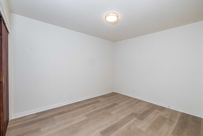 Building Photo - Fully Remodeled, Top Floor! On-site Laundry, New Stainless Appliances