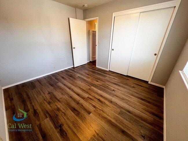 Building Photo - $2,195 - Cozy 1/1 located near the Rose Garden