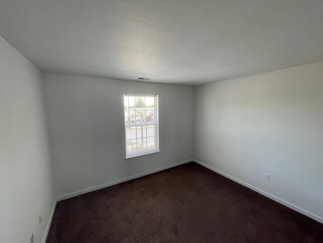 Building Photo - Rent $1025/month********** Close Proximity...