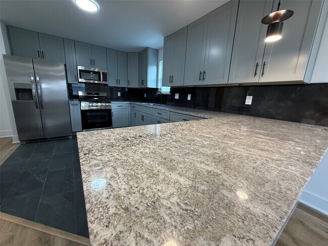 Building Photo - 611 N Eastwood St