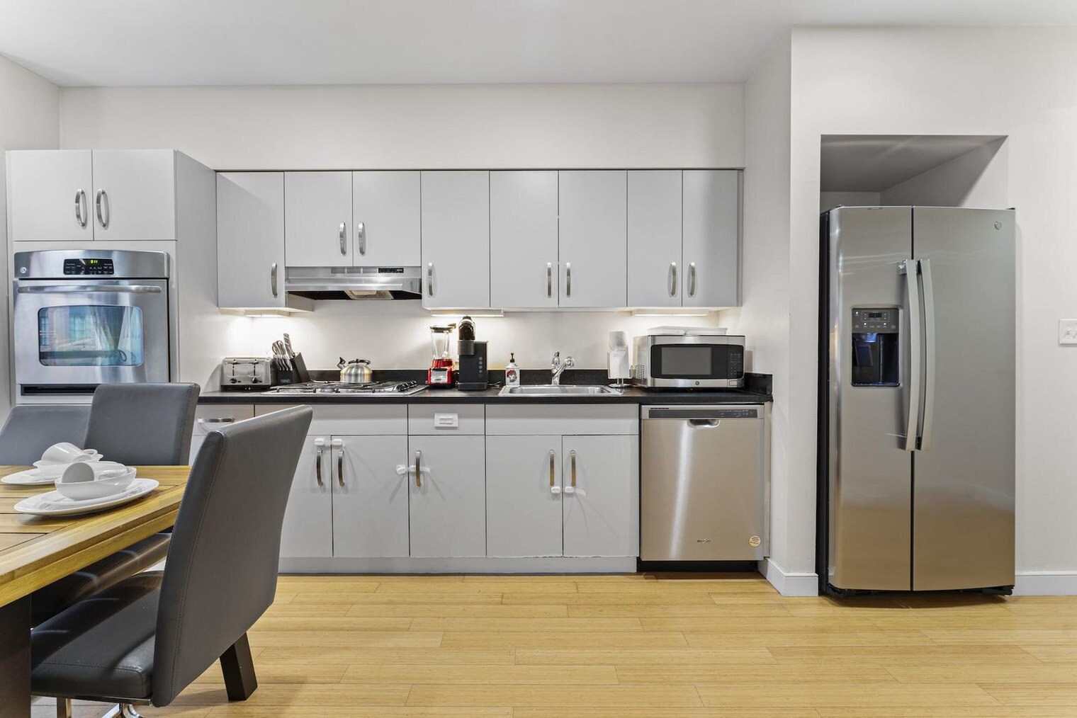 Building Photo - 601 Albany St