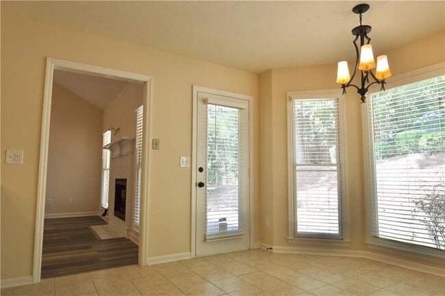 Building Photo - 911 Oakwood Dr