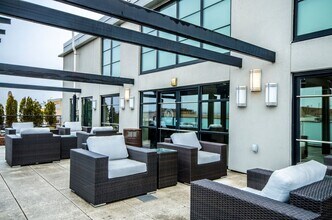 Building Photo - Logan Circle Condo | 2 Bed | 2 Bath | 1,000 Sf | 1 Garage Parking Space