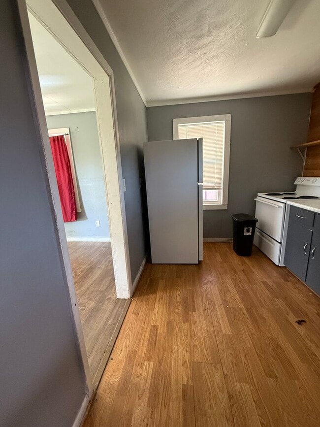 Building Photo - Charming 1 Bedroom Home