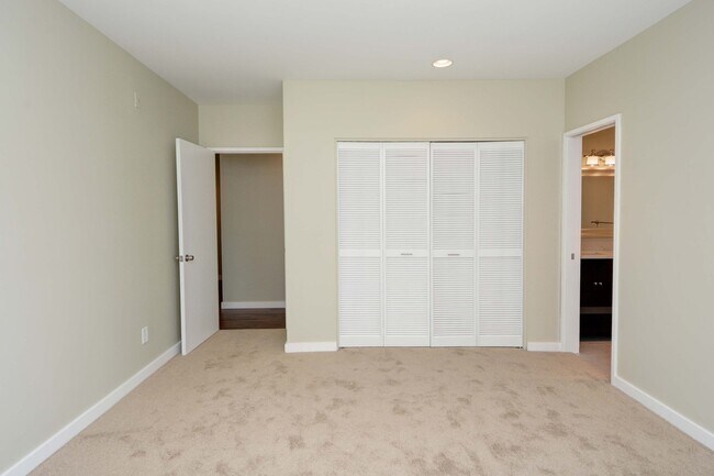 Building Photo - South Lake Union / Queen Anne Condo at The...
