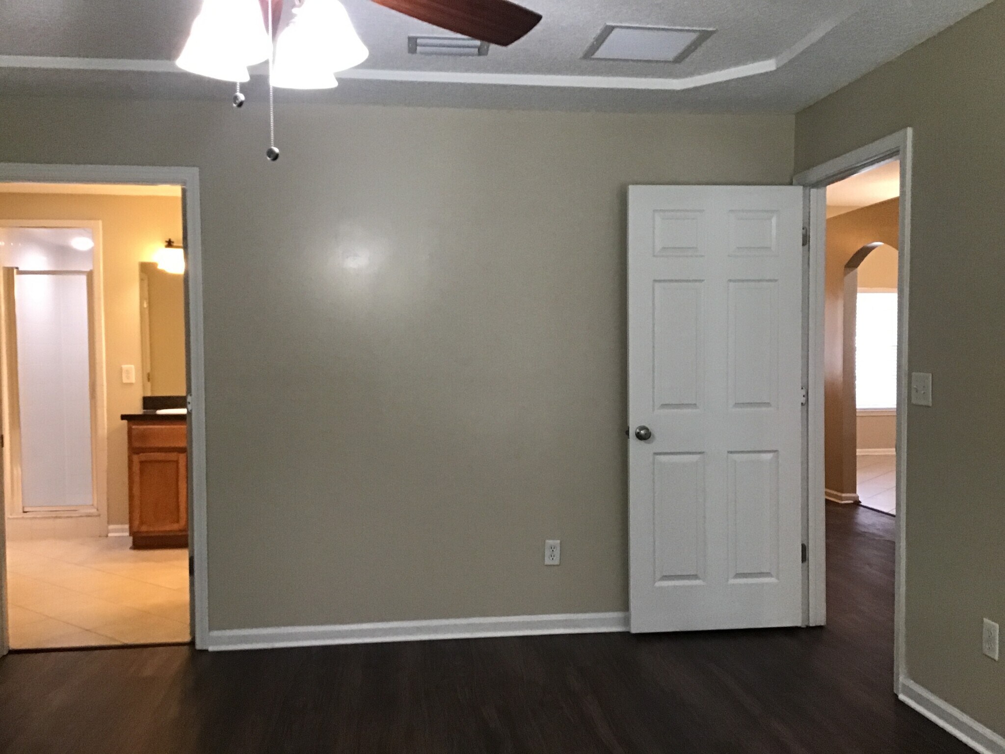 Building Photo - 2469 Royal Pointe Dr