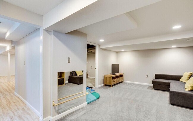 Building Photo - Beautiful 4 BR/2 BA Single-Family Home in ...