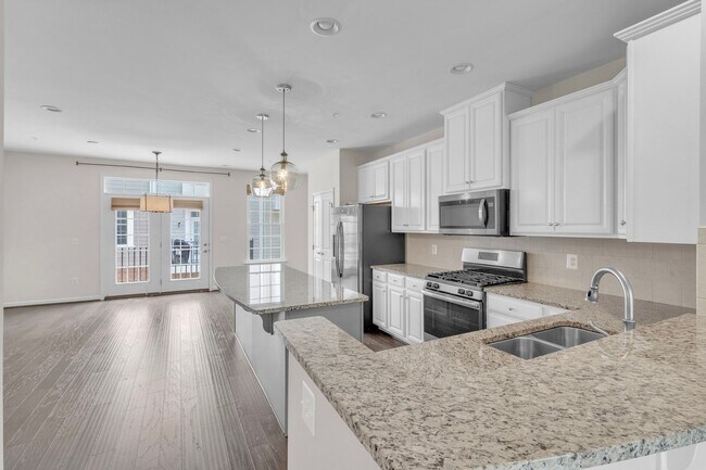 Building Photo - Luxurious 4 Bed 4.5 Bath Brick Townhome In...