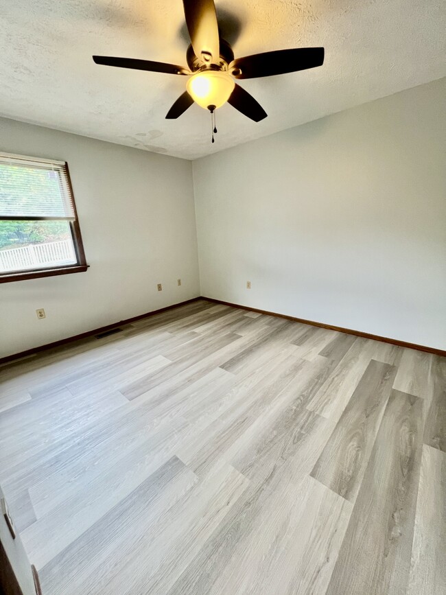 Building Photo - 403 Cedarstone Rd