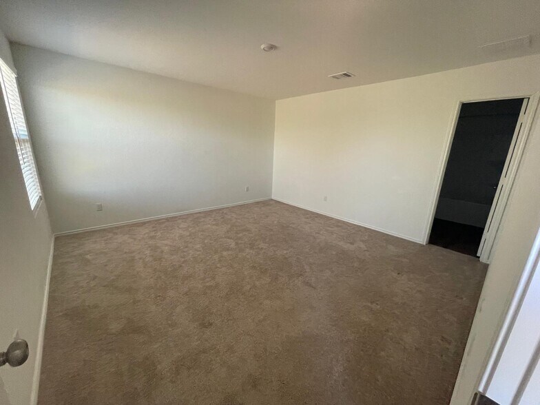 Building Photo - 427 Gabbro Gdns