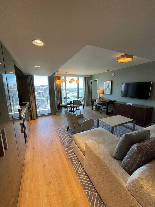 Building Photo - Rarely Available 1 Bed 2 Bath Long-Term in...