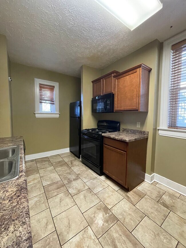 Building Photo - Spacious 2 Bedroom Townhouse!