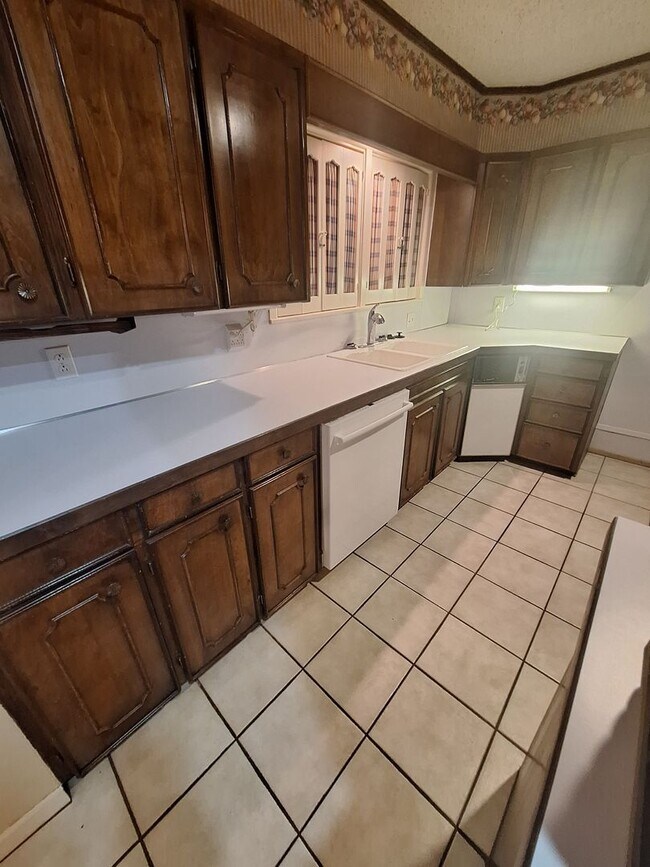 Building Photo - Spacious 3 bedroom, 2 bath