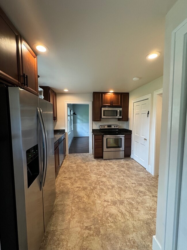 Building Photo - 129 Laurel Rd