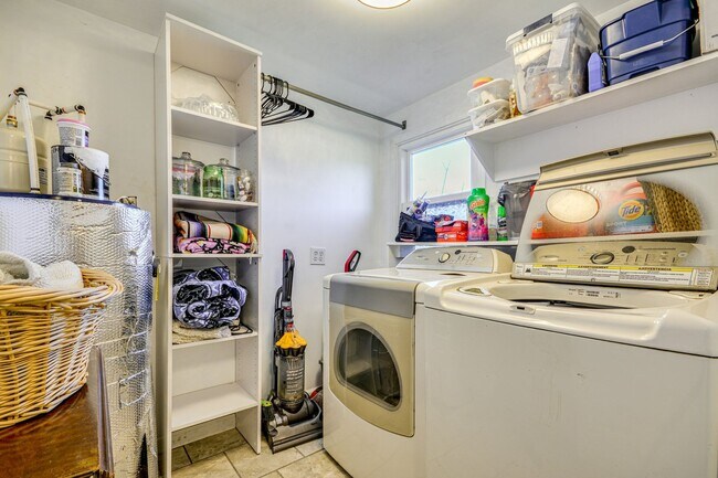 Building Photo - 4 Bed • 2 Bath Furnished Home – Utilities Included