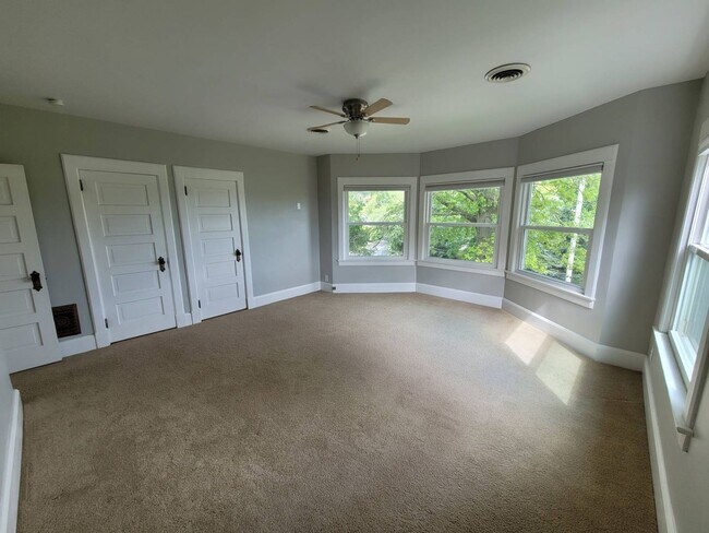 Building Photo - Beautiful 4 bedroom 2.5 house