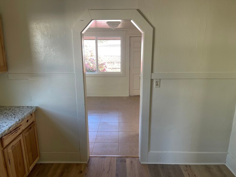 Building Photo - 407 La Mesa Way