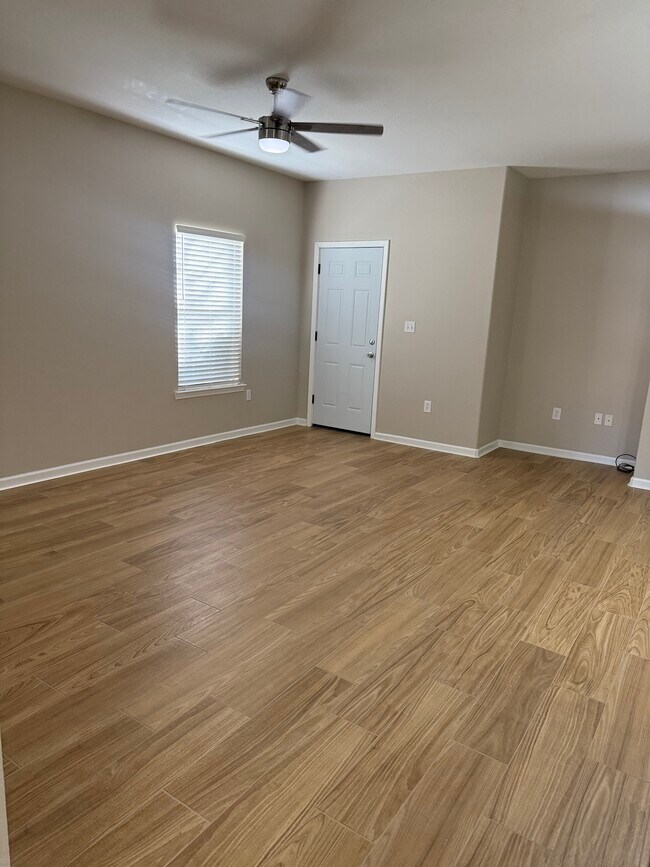 Building Photo - 121 Farrah Ave