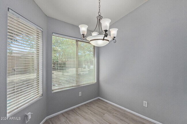 Building Photo - 983 E Palomino Way