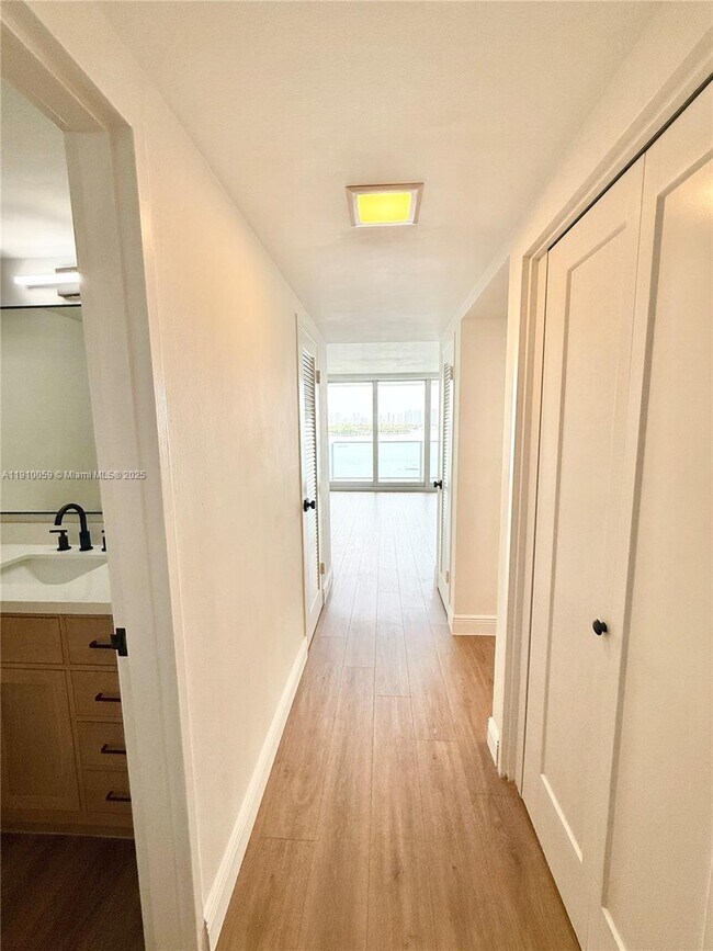 Building Photo - 1000 West Ave