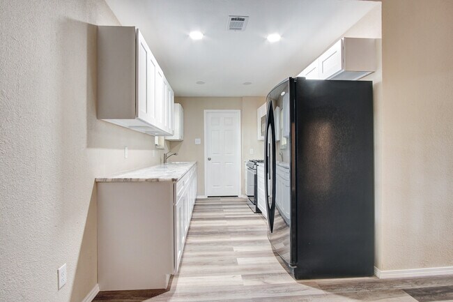 Building Photo - 2402 Ozark Dr