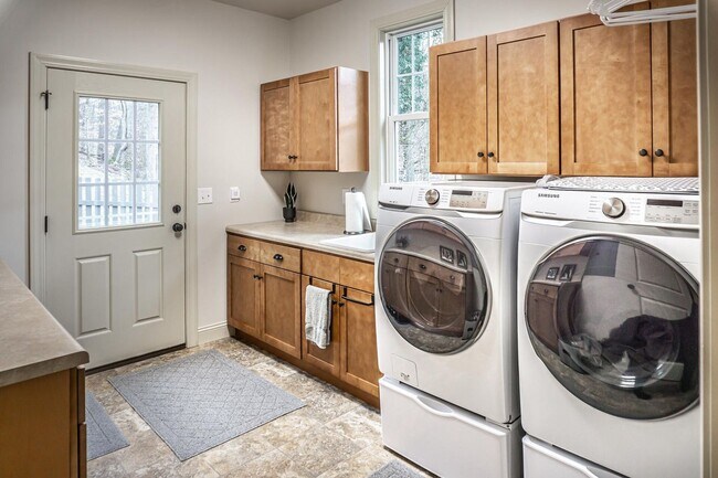 Building Photo - Stunning Custom Built Home in Ridgefields