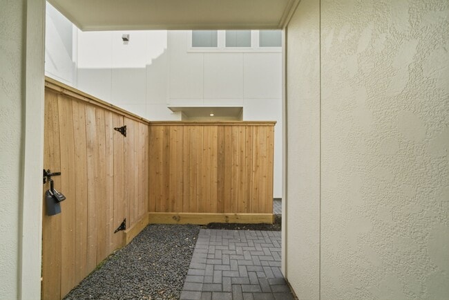 Building Photo - 3073 Hicks St