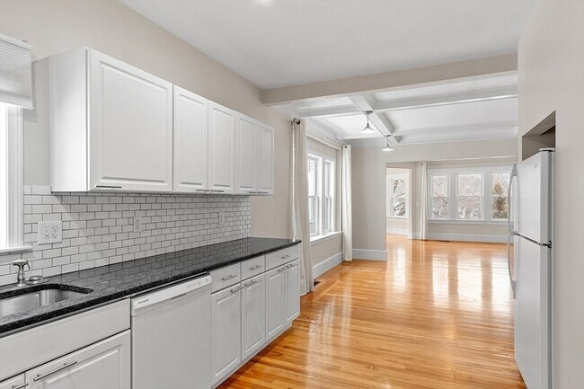 Building Photo - 920 Pleasant St