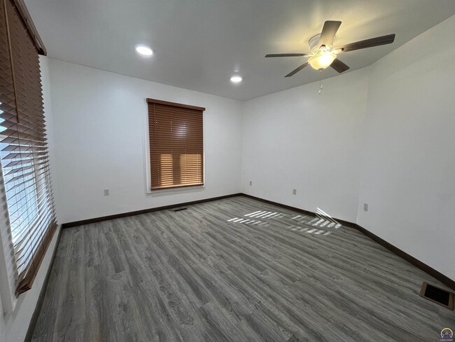 Building Photo - 401 Constitution St