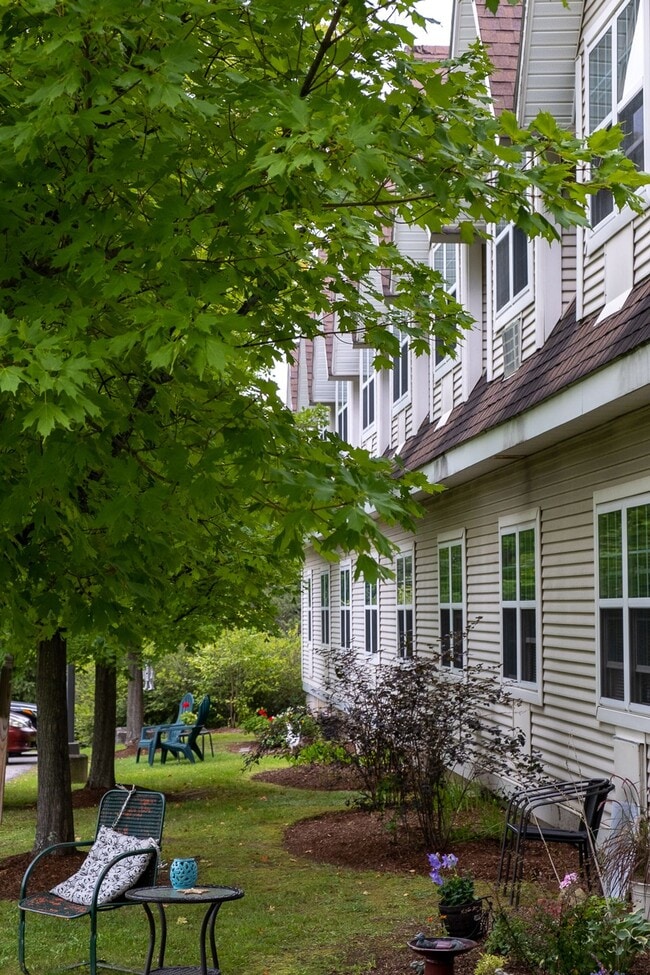 Building Photo - 1 bed, 1 bath independent senior living (55+ years of age) heat, hot water, & electricity include...