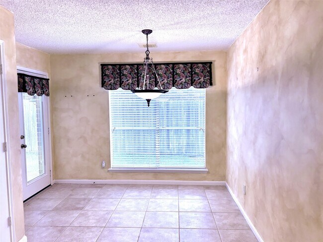 Building Photo - 10011 Territory Ln