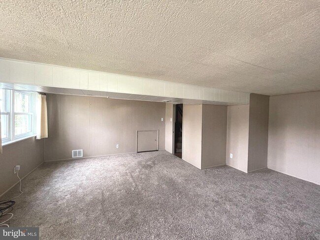 Building Photo - 113 E Woodland Dr