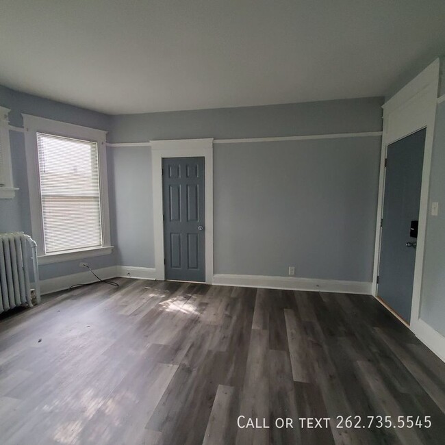 Building Photo - Charming 1 Bed 1 Bath Apartment in Prime L...