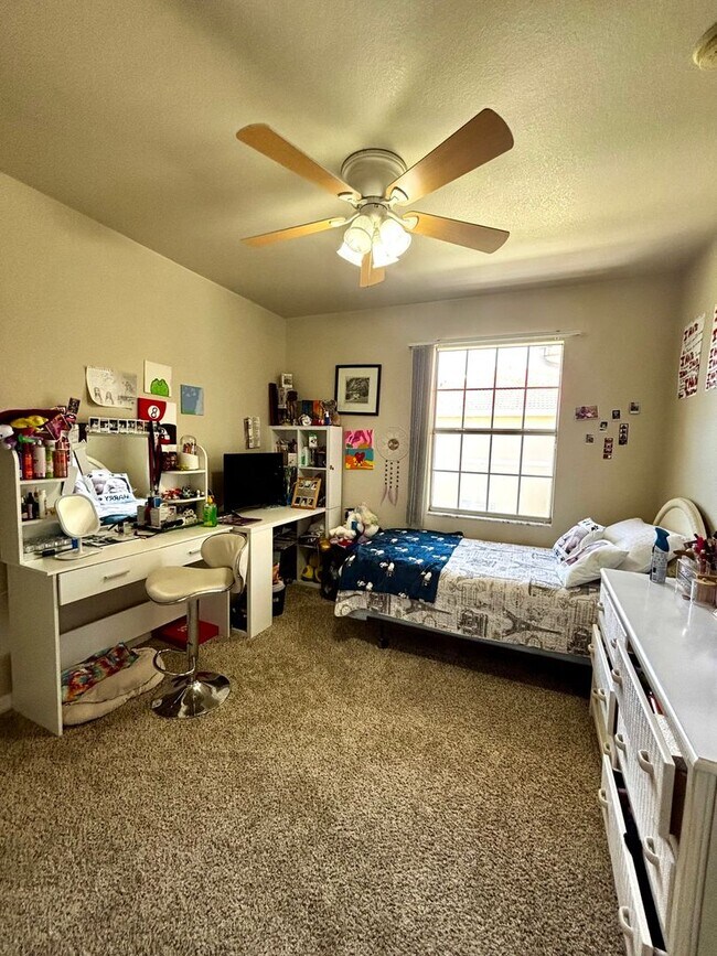 Building Photo - 3/2 unit with beautiful water view becoming available July 1st for an annual lease