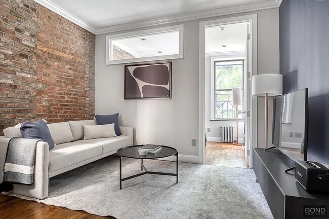 Primary Photo - 321 E 10th St